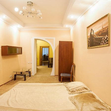 Апартаменти Вул Кониського 5 На 6 Осіб Біля Медичного Університету Lviv Bagian luar foto