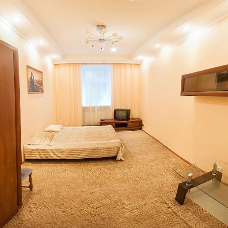 Апартаменти Вул Кониського 5 На 6 Осіб Біля Медичного Університету Lviv Bagian luar foto