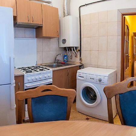 Апартаменти Вул Кониського 5 На 6 Осіб Біля Медичного Університету Lviv Bagian luar foto